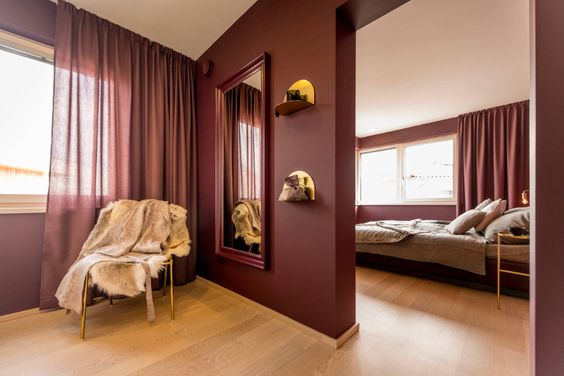 cat kamar tidur Warna Burgundy dan Beige