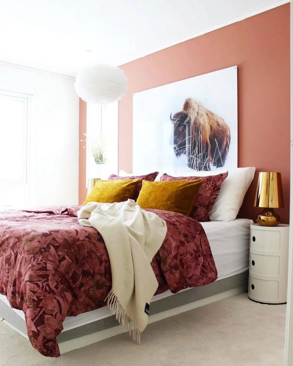 kombinasi 2 warna cat Warna Peach dan Putih kamar tidur sempit