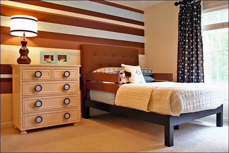 cat kamar tidur Warna Coklat Kemerahan dan Emas